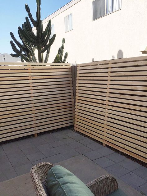 Outdoor Rental Backyards, Rental Fence Ideas, Patio Wood Wall, Fence Horizontal, Small Patio Ideas Townhouse, Patio Ideas Townhouse, Budget Patio Makeover, Small Patio Ideas On A Budget, Slat Walls