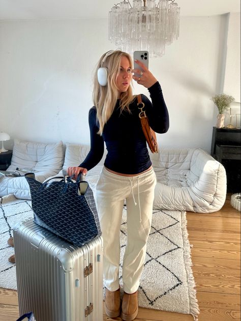 Comfy Travel Outfit Long Flights, Travel Outfit Long Flights, Comfy Travel Outfit, Cool Girl Outfits, Travel Chic, Airport Fits, Girl Fits, Stockholm Fashion, Airport Outfit