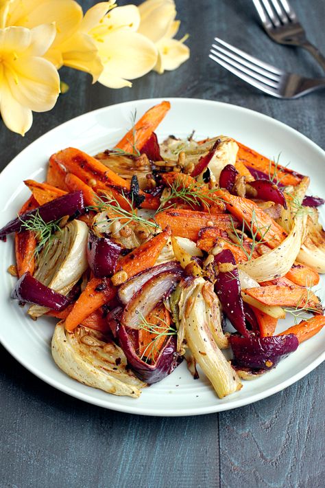 Christmas Entree Ideas, Non Traditional Thanksgiving Dinner, Roasted Fennel Salad, Chicken Fennel, Fennel Recipes, Roasted Fennel, Two Of A Kind, Veggie Side Dishes, Roasted Carrots