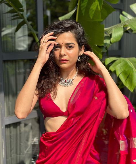 Mithila Palkar Saree, Saree Pose, Mithila Palkar, Marathi Actress, Celebrity Casual Outfits, Fashionable Saree Blouse Designs, Saree Poses, Indian Saree Blouses Designs, Hidden Rooms