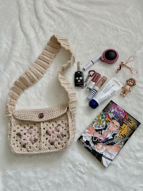 available on my depop! @lcrochets or order on my ig @lcrochets_    🏷️ #crochet #cottagecore #coquette #bookbag #books #manga #makeup #strawberry #schoolbag #beachbag #everydaybag #bag #purse #sonnyangel #bow Coquette Bookbag, Crochet Bookbag, Crochet Tapestry Bag, Manga Makeup, Country Crochet, Books Manga, Crochet Cottagecore, Lana Del Rey Albums, Cottagecore Coquette