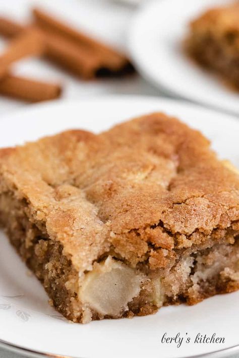 Fresh Apple Cake | Berly's Kitchen Recipies For Kids, Cinnamon Apple Cake, Apple Fritter Cake, Apple Cinnamon Recipes, Pumpkin Spice Granola, French Vanilla Cake, Banana Muffins Easy, Cake Coconut, Fresh Apple Cake