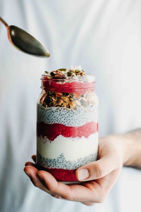 Chia and Rhubarb Breakfast Jar Rhubarb Breakfast, Breakfast In A Jar, Perfect Morning, Food Photography Inspiration, Munnar, God Mat, Meals In A Jar, Chia Pudding, Smoothie Bowl