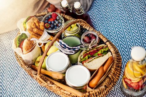 Mother's Day Healthy Ideas | The Leaf Nutrisystem Blog Romantic Picnic Food, Healthy Picnic Foods, Best Picnic Food, Breakfast Picnic, Easy Picnic Food, Healthy Picnic, Summer Picnic Food, Picnic Menu, Picnic Recipes