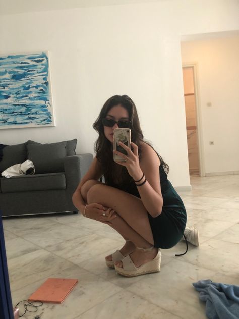 Squatting Pose, Unique Mirrors, Mirror Pic, Insta Inspo, Cute Poses For Pictures, Cute Poses, Story Ideas, Poses For Pictures, Instagram Story Ideas