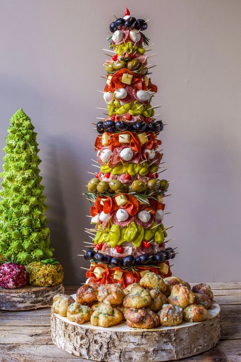 Appetizer Trees: Jeanette Donnarumma's Antipasto Tree with Garlic Knots Christmas Tree Charcuterie Tower, Christmas Catering Ideas, Antipasto Tree, Rosemary Skewers, Christmas Catering, Peach Syrup, Decorações Com Comidas, Antipasto Platter, Garlic Knots