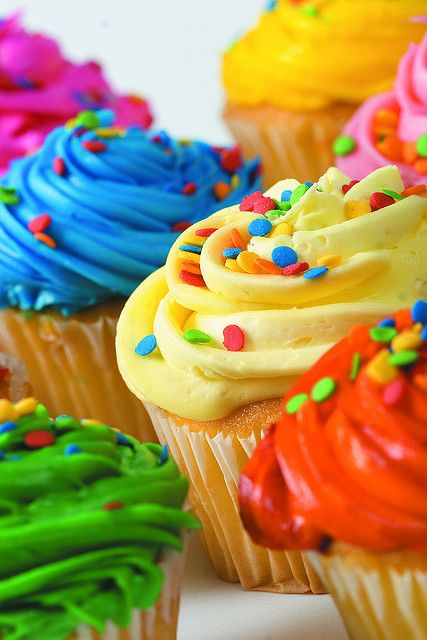 Colorful Cupcakes With Sprinkles by ClaudOnLake, via Flickr Cupcakes With Frosting, Colorful Cupcakes, Hello Sweetie, Rainbow Cupcakes, Rainbow Food, Love Cupcakes, Taste The Rainbow, Cute Cupcakes, Yummy Cupcakes