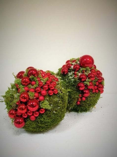 Art Floral Noel, Christmas Flower Decorations, نباتات منزلية, Christmas Flower Arrangements, Christmas Floral Arrangements, Xmas Deco, Christmas Arrangements, Front Porch Christmas Decor, Christmas Flowers