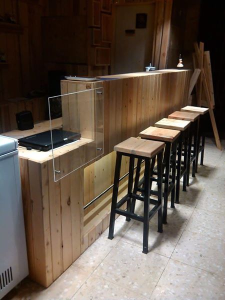 MODEL MEJA KURSI CAFE BESI MINIMALIS – PROFESOR GEROBAK-FURNITURE >JASA PEMBUATAN GEROBAK CUSTOM & KITCHEN SET MINIMALIS Mini Bar At Home, Meja Bar, Wood Cafe, Kitchen Set Minimalis, Model Kitchen, Bar Mini, Kursi Cafe, Cafe Table, Counter Design