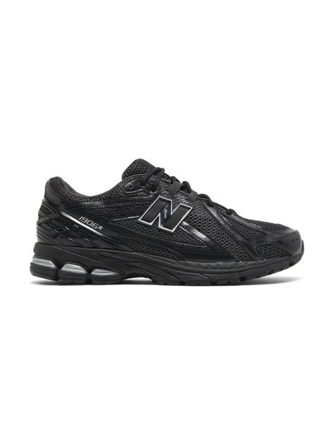 The iconic 1906R sneakers for men from New Balance are making a comeback in a brand-new version. Named after the year New Balance was founded and reimagined with an upper inspired by 2000s running shoes, these classic sneakers maintain their status as a must-have model in the running world. New Balance 1906r Black, Black Sneakers Aesthetic, New Balance Black Shoes, New Balance 1906r, Sneakers Noir, Technical Design, Low Air Jordan 1, All Black Shoes, Air Jordan 9