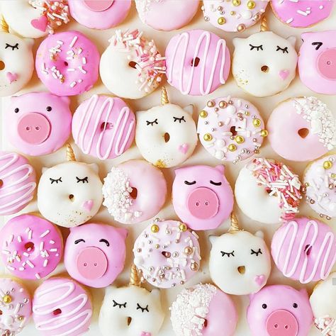 #Pig & #unicorn #doughnuts Fancy Donuts, Meringue Cookie, Donut Design, Fried Donuts, Bubble Waffle, Cute Donuts, Pig Party, Delicious Donuts, Unicorn Theme