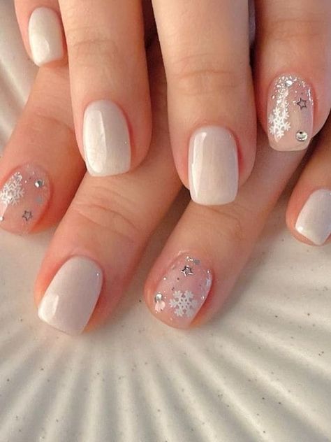 45+ Snowflake Nails With a Korean Touch Perfect for Winter | The KA Edit Christmas Soft Gel Nails, Snowflake Simple Nails, Light Color Christmas Nails, Cute Winter Short Nails, Winter Short Gel Nails, Short Gel Winter Nails, Snowflake Short Nails, Proljetni Nokti, Short Nails Art Winter