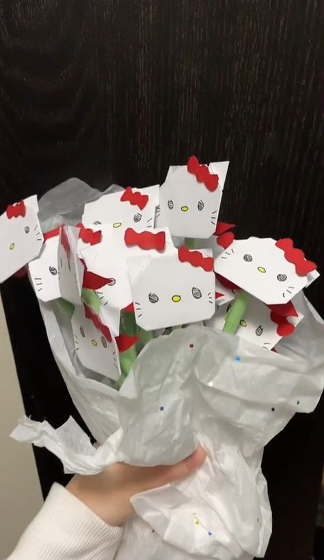 Hello Kitty Gifts Diy, Hello Kitty Flower Bouquet, Diy Hello Kitty, Hello Kitty Gifts, Sorry Gifts, Gifts For Gf, Hello Kitty Crafts, Paper Bouquet, Quick Crafts