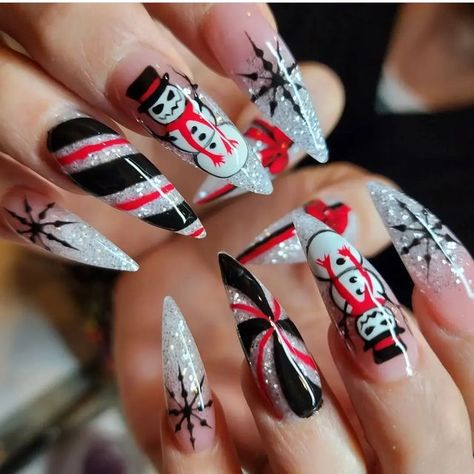 Christmas Horror Nails, Gothic Christmas Nails Acrylic, Emo Xmas Nails, Christmas Goth Nails, Krampus Nails, Spooky Christmas Nails, Edgy Christmas Nails, Goth Winter Nails, Skull Christmas Nails