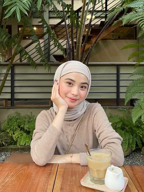 Pose Selfie Hijab, Work In Cafe, Cafe Ootd, Ootd Cafe, Ootd Hijab Simple, Study Tour, Simple Hijab, Hijab Aesthetic, Hijab Style Casual