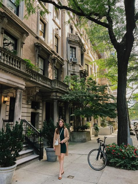 Girl in emerald green mini dress on the Upper East Side New York City. What I wore in New York City! Every outfit from my New York City girl aesthetic moment! From the Met steps, Central Park, Bethesda Terrace, The Mark Hotel, Tea at The Plaza Hotel, Ralph's Coffee, Eleven Madison Park, Grand Central Station, and more! #newyorkcity #citygirl #citystyle #fallstyle #fall #citygirlstyle #nycvibes #uppereastside #madisonavenue Nyc Ballet Outfit New York City, Plaza Hotel Tea Outfit, Upper East Side Aesthetic Fashion, New York City Girl Aesthetic, Tea At The Plaza, The Met Steps, Emerald Green Mini Dress, Upper East Side New York, City Girl Aesthetic