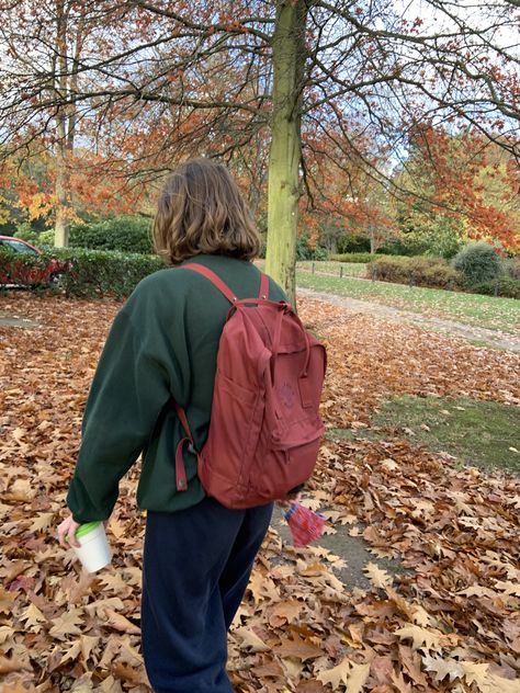 Robin Buckley Aesthetic, Fall Aesthetic Pictures, Robin Buckley, Cozy Season, Autumn Season, Fall Aesthetic, Stranger Things, Aesthetic Pictures, Walking