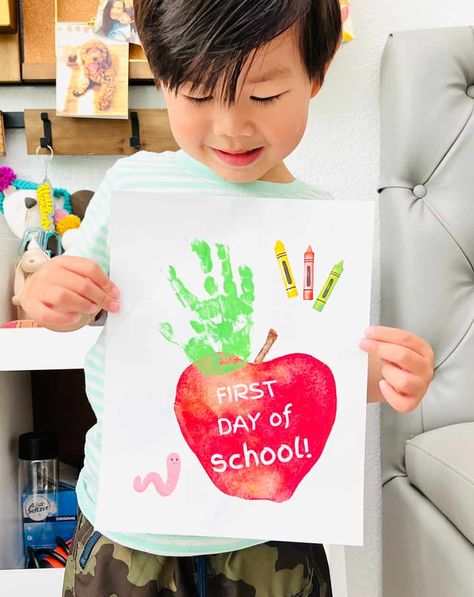 1st Day Of School Handprint Craft, Handprint Crafts For Kids, Apple Printable, First Day Of School Printable, Apple School, First Day Of School Sign, Back To School Art, Toddler Arts And Crafts, Back To School Crafts