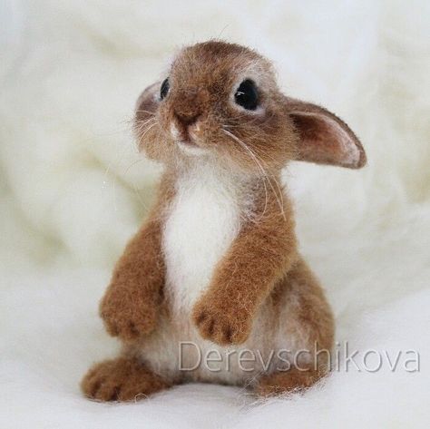 Tovad Ull, Needle Felted Mouse, Needle Felting Diy, Felted Wool Crafts, Wool Needle Felting, Wool Animals, Needle Felting Tutorials, Felt Bunny, Felt Mouse