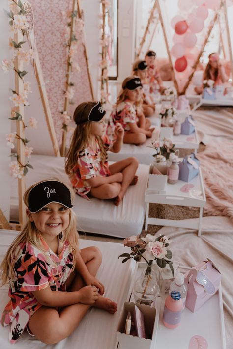 Diy Party Tent, Slumber Party Decorations, Girls Sleepover Party, Glamping Birthday Party, Sleepover Tents, Birthday Sleepover Ideas, Glamping Birthday, Slumber Party Birthday, Kids Sleepover