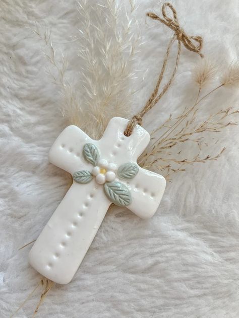 Clay Cross, Ceramic Crosses, Minimalist Christmas Decor, Eco Friendly Diy, Polymer Clay Ornaments, Clay Crafts Air Dry, Clay Ornaments, Diy Crafts To Do, Clay Jewelry Diy