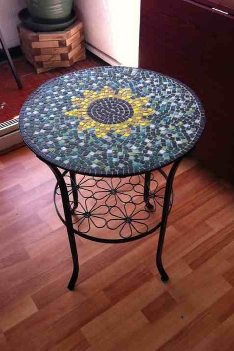 Mothers bedside table Painting Lessons, Outdoor Table, Bedside Table, Mosaic, Outdoor Furniture, Ceramics