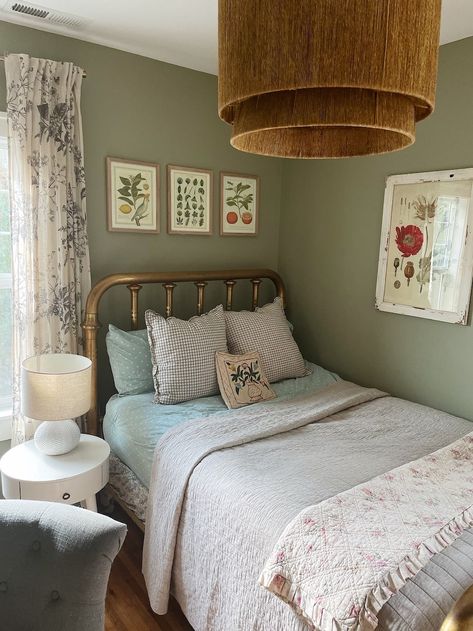 Corner Bed Guest Room, Small Room Ideas Aesthetic Twin Bed, Twin Bed Guest Room Ideas Cozy, Guestrooms Ideas Decor, Small Spare Bedroom Ideas Guest Rooms, Twin Bedroom Layout, Twin Bed Guest Room Ideas, Small Guest Room Office Combo, Twin Bed Guest Room