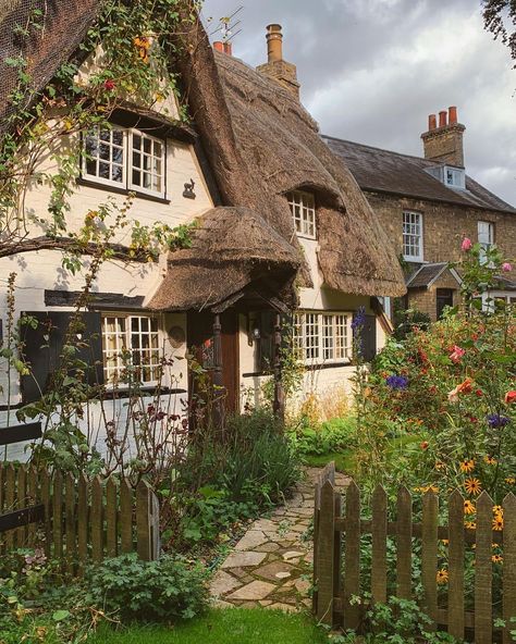 Meagan 🌿 on Instagram: “Happy Tuesday! Here’s another one of this Insta famous cottage. It’s easy to see why. 😍 I’m trying to wrap my head around the fact it’s…” English Tudor Cottage, Green Academia Aesthetic, Cottagecore Aesthetic Wallpaper, Photography Places, Ireland Cottage, Insta Famous, Cozy Romantic, English Country Cottages, English Cottage Decor