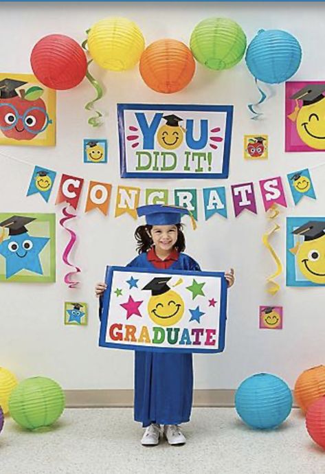 Preschool Graduation Decorations, Nursery School Activities, School Wall Decoration, Graduation Certificate Template, Graduation Photo Booth, Graduation Crafts, English Activities For Kids, Kindergarten Learning Activities, School Celebration