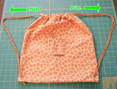 How to make a drawstring backpack Drawstring Backpack Pattern, Drawstring Backpack Tutorial, Drawstring Bag Tutorials, Backpack Sewing, Backpack Tutorial, Cinch Bag, Diy Backpack, Backpack Pattern, Sewing Purses