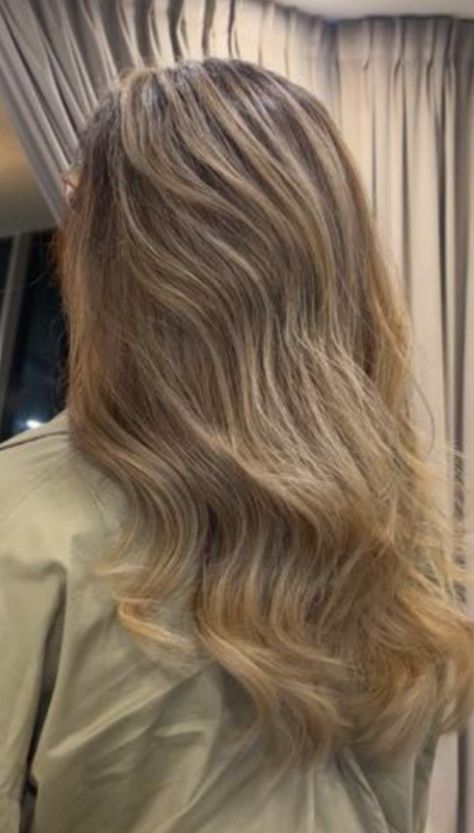 Dirty Blond balayage with dark roots Air Touch Balayage, Balayage With Dark Roots, Blonde Dark Roots, Gold Blonde Hair, Air Touch, Winter Hair Trends, Blond Balayage, Blonde With Dark Roots, Gold Blonde