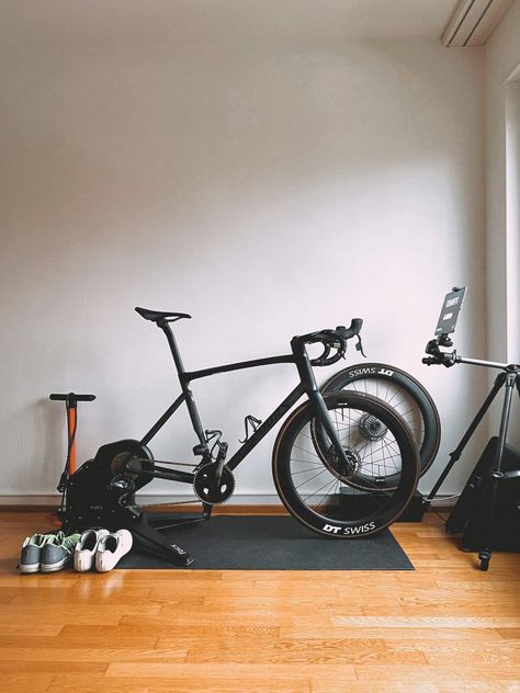 An indoor set up with a road bike in a room. The Timber flooring almost makes it look vintage. The black road bike is  very flash Man Cave Interior Ideas, Home Gym Inspiration, Indoor Bike Trainer, Bike Room, Urban Bicycle, Bike Trainer, Bike Training, Indoor Bike, Running Club