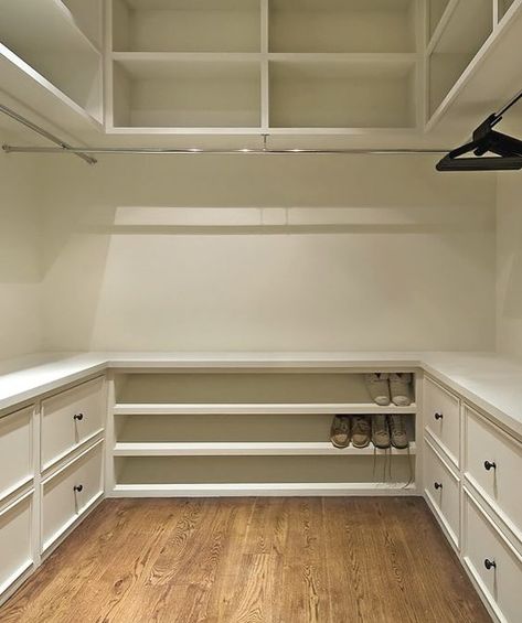 Diy Kast, Small Master Closet, Master Closet Design, Small Walk In Closet, Master Closet Organization, Closet Redo, Closet Planning, Walking Closet, Dream Closet Design