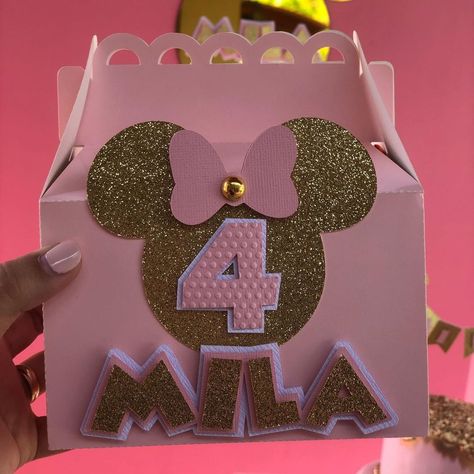 Flor Tobal Chin on Instagram: “Minnie Mouse Gold 🎀 • • • #minniemouse #minniemousebirthdayparty #minniemousegoldandpink #minniemouseparty #minniemouseboxes…” Minnie Favor Boxes, Minnie Mouse Treat Boxes, Minnie Mouse Favor Boxes, Minnie Mouse Goodie Bags Diy, Minnie Mouse Favors, Minnie Mouse Birthday Theme, Mimi Birthday, Minnie Mouse Birthday Party Decorations, Balloon Bouquet Diy