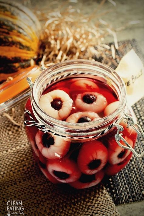 Lychee Eyeballs, Clean Eating With Kids, Scary Halloween Food, Eyeballs Halloween, Scary Food, Cracker Recipe, Soirée Halloween, Halloween Themed Food, Healthy Halloween Snacks