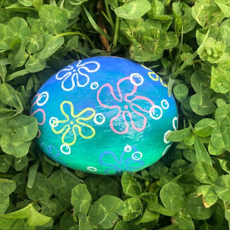 Spongebob Stone Painting, Rock Painting Inspo Easy, Cute Rock Art Ideas, Rock Painting Ideas Spongebob, Pretty Rock Painting Ideas, Painted Rocks Ideas Aesthetic, Rock Inspo Painting, Spongebob Flowers Painting, Painting Rocks Ideas Aesthetic