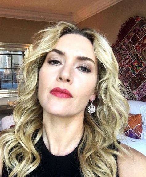 A fresh and timeless makeup look from our very own Lancôme ambassadress: the radiant Kate Winslet! Spotted at The Dressmaker Premiere. Avatar Cast, The Dressmaker, Timeless Makeup, Going Blonde, Iphone Repair, Kaley Cuoco, English Actresses, Drop Dead, Beautiful Women Over 40