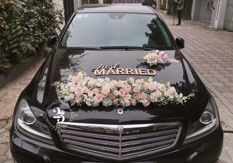 Black car decoration for wedding Wedding Car Deco, Wedding Church Decor, Just Married Car, Bridal Car, Wedding Car Decorations, Wedding Planning Decor, Wedding Decor Style, Wedding Stage Decorations, Future Wedding Plans