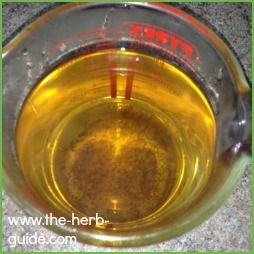 Chamomile Tea for Hair. Use this is a final rinse on fair hair. It will give it shine and a beautiful scent. Tea For Hair, Chamomile Hair, Tea Hair Rinse, Dry Skin Diy, Herb Guide, African Shea Butter, Rosemary Oil For Hair, Diy Body Butter, Hair Rinse