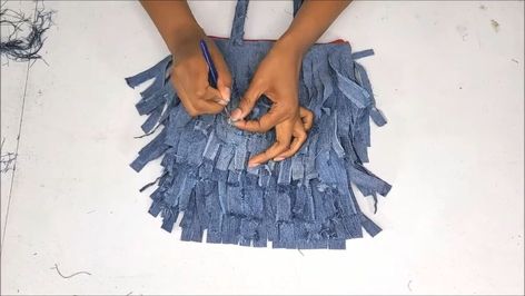 This is a guide to making a DIY fringe purse. Learn how to make a fringe jean purse with old denim using this easy step-by-step tutorial. Denim Tote Bag Diy Old Jeans, Denim Purse Diy, Diy Denim Purse, Fringe Handbags Purses, Old Jean Refashion, Fringe Earrings Diy, Upcycled Denim Diy, Diy Old Jeans, Diy Fringe