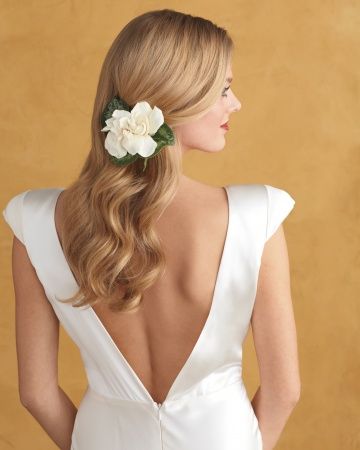 If your style is more sleek and streamlined, secure two blooms -- in this case, gardenias -- together with floral wire, then tuck them behind your ear with bobby pins. And the fragrance.... yum! Garden Wedding Hairstyles, Side Curls, Hairstyles Theme, Bride Ideas, Simple Elegant Wedding, Hair Scarf Styles, Side Hairstyles, Trendy Wedding Hairstyles, Wedding Hair Flowers