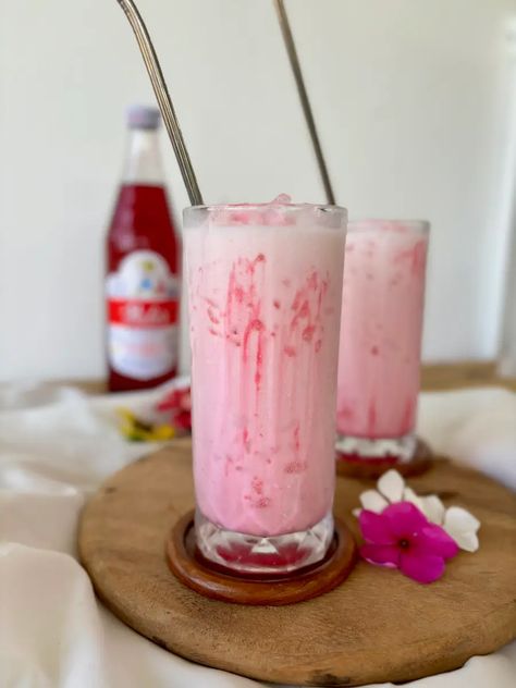 This authentic Thai nom yen recipe is perfect for a cooling summer drink at home. 2 Traditional methods for pink milk, served cold. Thai Pink Milk, Vietnamese Drinks, Thai Tea Recipes, Drink At Home, Green Papaya Salad, Chill Drinks, Ice Milk, Thai Tea, Spicy Dishes