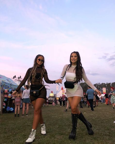 Coachella Jeans Outfit, Lovin Life Music Festival, Festival Best Friends, Coachella Outfit Jeans, What To Wear To Rnb Concert, Rave Inspo Outfits Summer, Illenium Outfit, Summer Rave Outfits Festival Style, Spring Rave Outfits