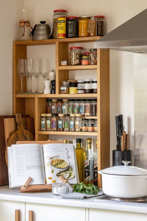 How To Decorate Kitchen Shelves, Kitchen Open Shelves, Cookbook Shelf, Diy Cookbook, Cookbook Stand, Rose House, Cook Book Stand, Deco Studio, Cabin House