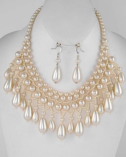 This is a loving fashion pearl neckless and earring set. Stylish Gold Earrings, Women Gold Necklace, Diy Pearl Necklace, Diy Jewelry Set, Pearl Necklace Designs, Diy Jewelry Unique, Pearl Jewelry Wedding, Beaded Jewelry Tutorials, Handmade Jewelry Tutorials