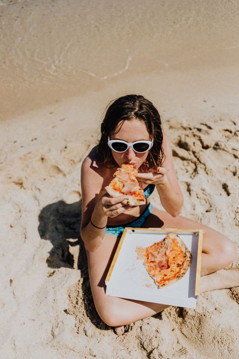 Eating At The Beach, Pizza On The Beach, Beach Pizza, Pizza Girls, Swimsuits Photoshoot, Food Photoshoot, Photography Bags, Beach Meals, Photo Stock Images