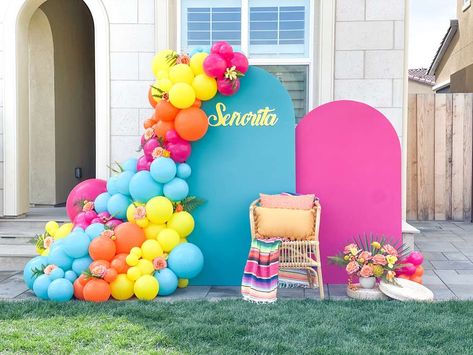 Mexican Themed 21st Birthday | CatchMyParty.com Mexican Birthday Party Ideas, Fiesta Theme Party Decorations, Mexican Birthday Party, Mexican Theme Party Decorations, Festival Themed Party, Mexican Baby Shower, Mexican Birthday Parties, Birthday Fiesta, Mexican Party Decorations