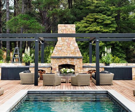 Entertainers Chyka and Bruce Keebaugh's leafy Mornington Peninsula weekender is the perfect place for them to kick back and unwind in style. Outdoor Fireplace Ideas, Homes To Love, Outdoor Entertaining Spaces, Contemporary Farmhouse, Fireplace Ideas, Barn Style House, Outdoor Entertaining Area, Outdoor Fire, Outdoor Fireplace