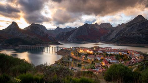 Riaño cityscape autumn sunset with mountain range, Picos de Europa National Park, León, Spain Leon Spain, Bay View, Innsbruck, Spain Travel, Mountain Range, Pisa, Edinburgh, Places To See, Illinois