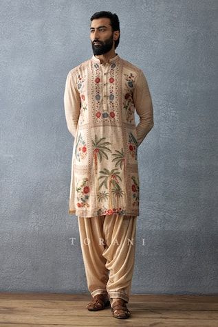 Buy White Pattu Embroidered Zardozi And Zari Work Kurta Dhoti Pant Set For Men by Hilo Design Online at Aza Fashions. Sabyasachi Menswear Kurta, Printed Mens Kurta, Beige Kurta Men, Printed Kurta For Men, Indian Menswear, Dhoti Pants For Men, Indo Western For Men, Indian Wedding Clothes For Men, Mens Indian Wear